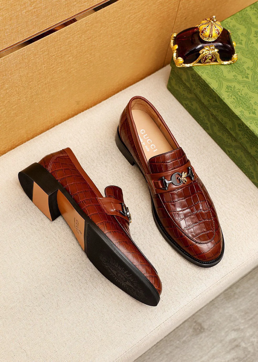 Men's shoes 💰442 💐 Product trademark: GUCCI "Gucci" casual leather shoes Regular size: 38-44 (45.46🉑️customized) Product materials: Selected imported first-layer calfskin embossed upper + luxury hardware buckle, imported water-dyed cow leather lining. Strong three-dimensional visual effect, combined outsole Color: 2⃣️colors available